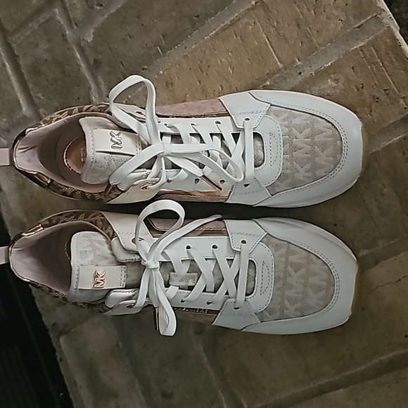 Michael Kors Sneakers - Picture 2 of 6